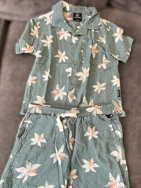Volcom Size 5 kids resort set